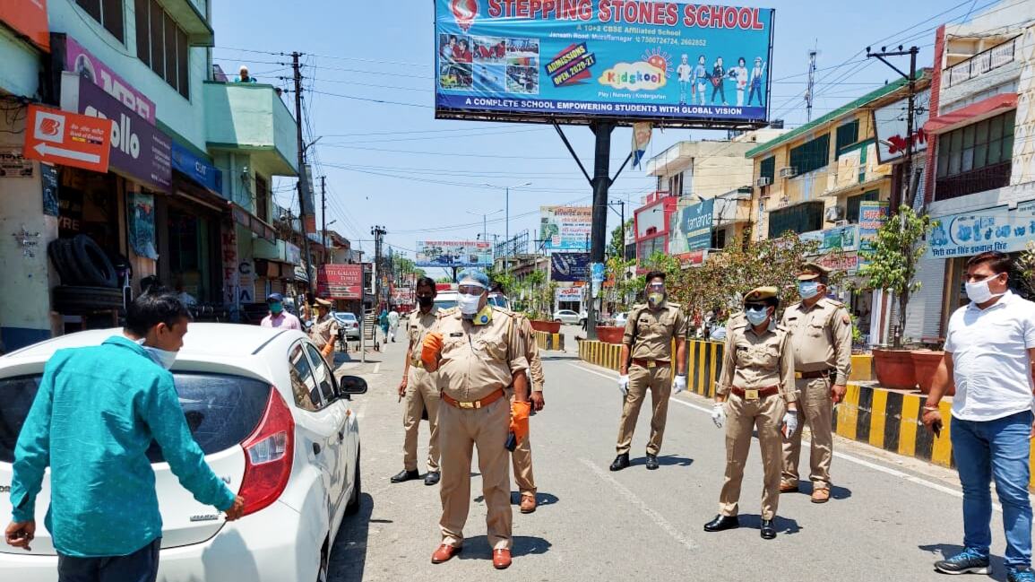 इंस्पेक्टर डी के त्यागी ने किया सिविल लाइंस में फ्लैग मार्च