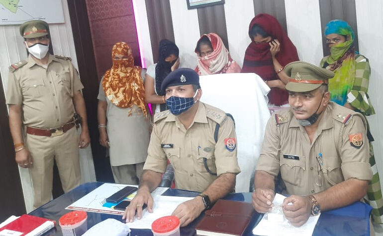 चरथावल पुलिस ने की 4 महिला अभियुक्ताओं की अरेस्टिंग