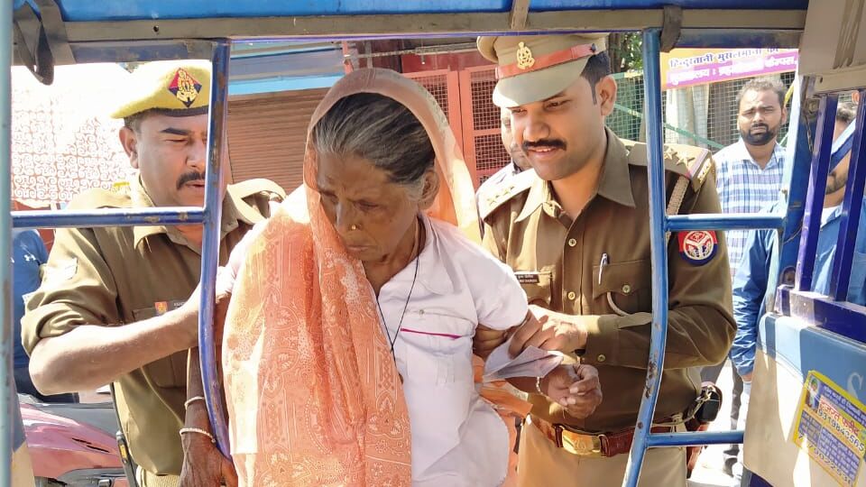 Watch Video~ यूपी पुलिस के SI राकेश चौरसिया के फ़र्ज़ और जज़्बे को सलाम