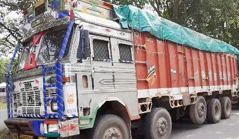 2 ट्रकों में लदे 53 गोवंश कराए मुक्त, 10 गिरफ्तार