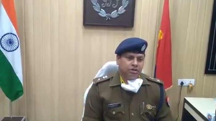 पुलिस ने दरवाजा तोड़कर युवक को बचाया