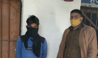 पुलिस ने लैपटाॅप के साथ चोर को किया गिरफ्तार