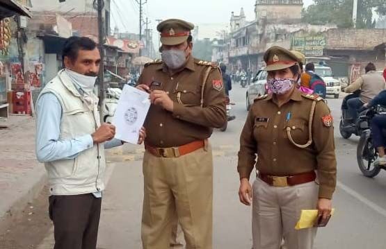 पुलिस ने चैकिंग करने के साथ चलाया जागरूकता अभियान