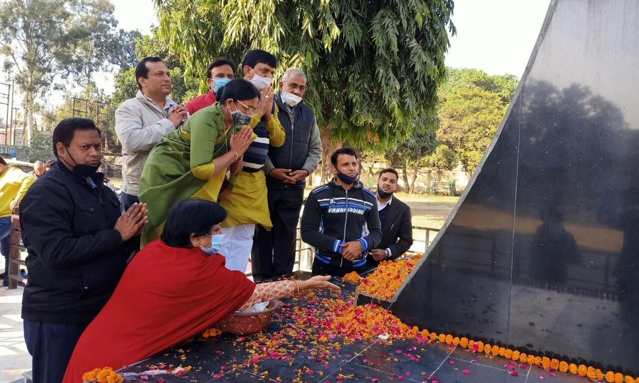 विजय दिवस पर अमर शहीदों को नमन कर दी श्रद्धांजलि