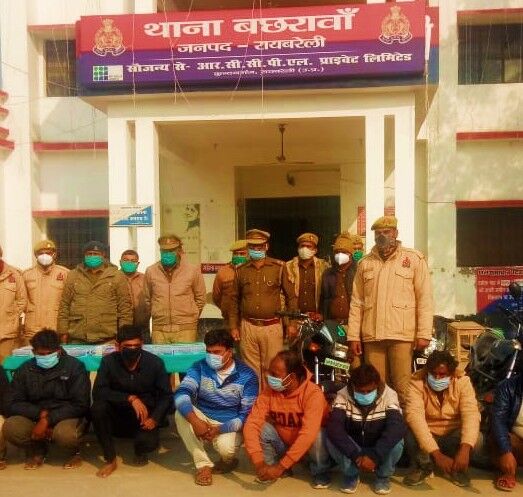 पुलिस द्वारा जुआ खेलते 18 गिरफ्तार