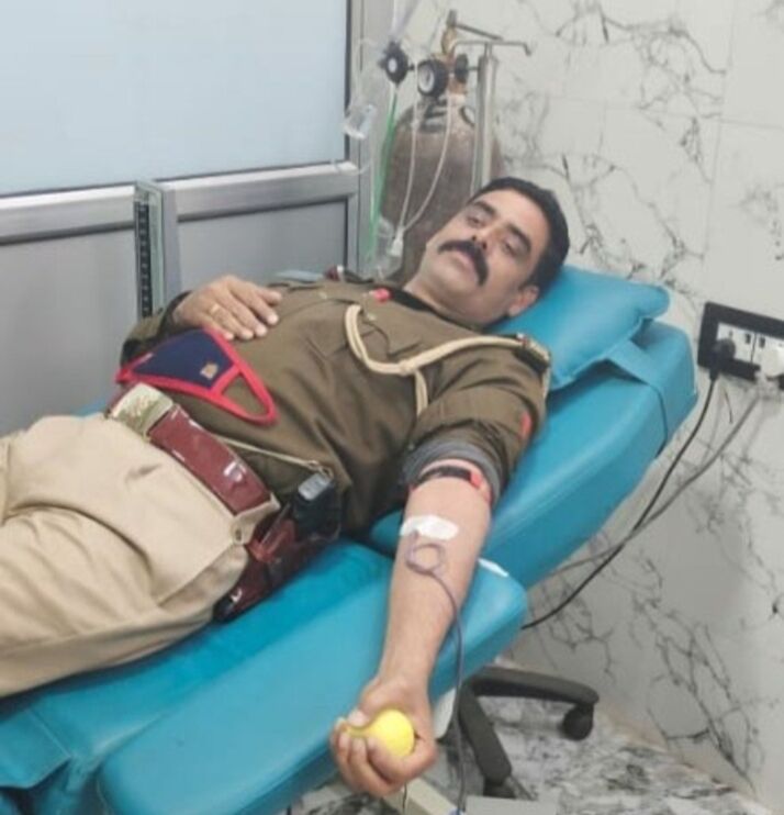 दरियादिली- सूचना मिलते ही गरीब बालक के लिए दौड़ पड़ी POLICE