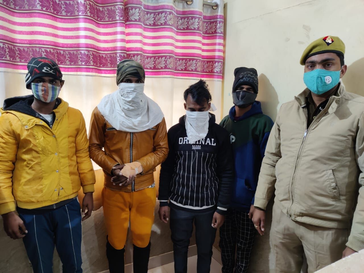 पुलिस मुठभेड़ में 4 लुटेरे गिरफ्तार