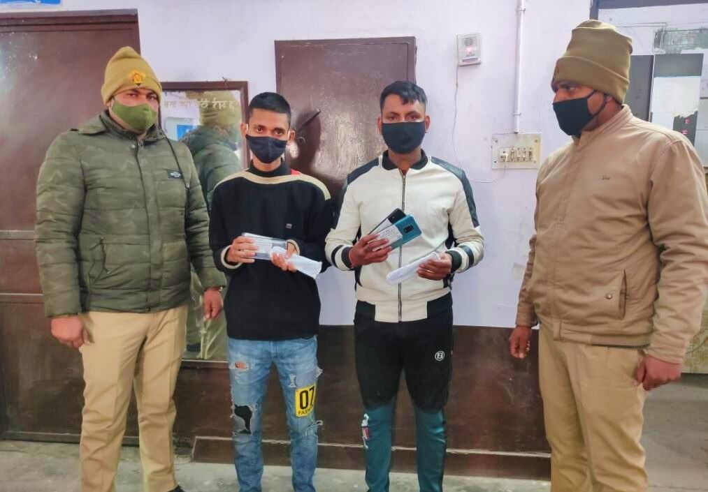 पुलिस ने फोन स्नेचरों को किया गिरफ्तार