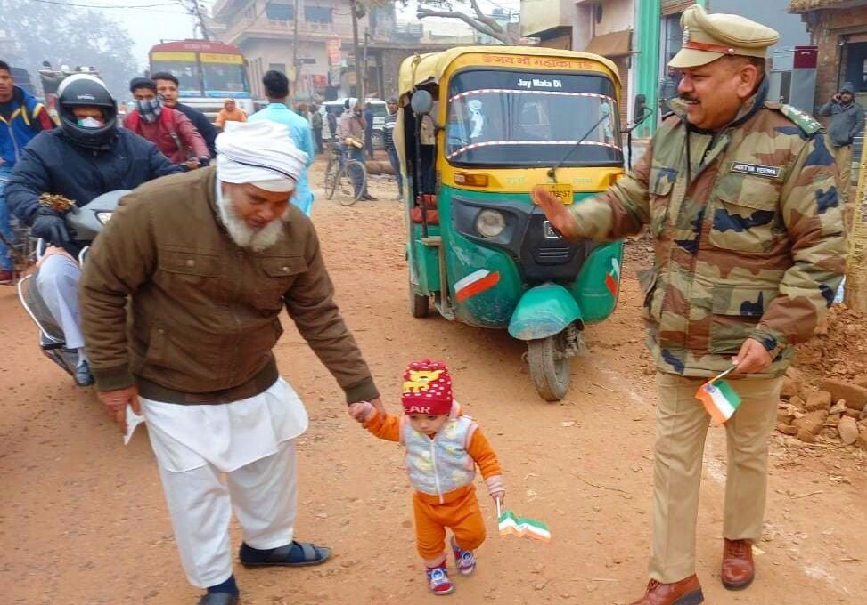 अचानक IPS ने रुकवाई गाड़ी, नन्हीं परी को दिया तिरंगा