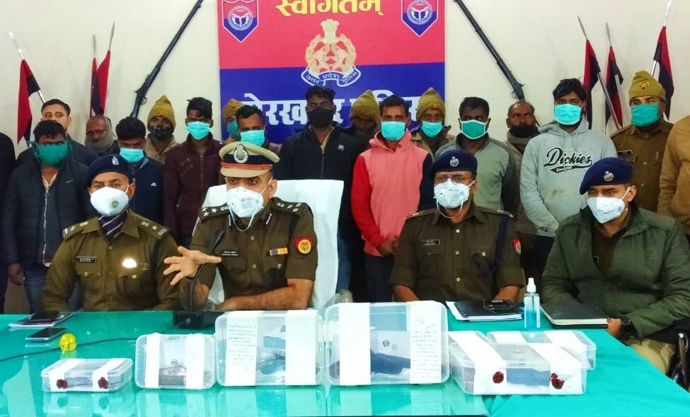 पुलिस ने किए आठ लुटेरे गिरफ्तार