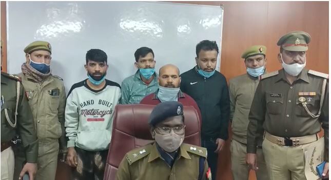 पुलिस ने 4 आरोपियों को अरेस्ट कर भारी मात्रा में किये मोबाइल बरामद