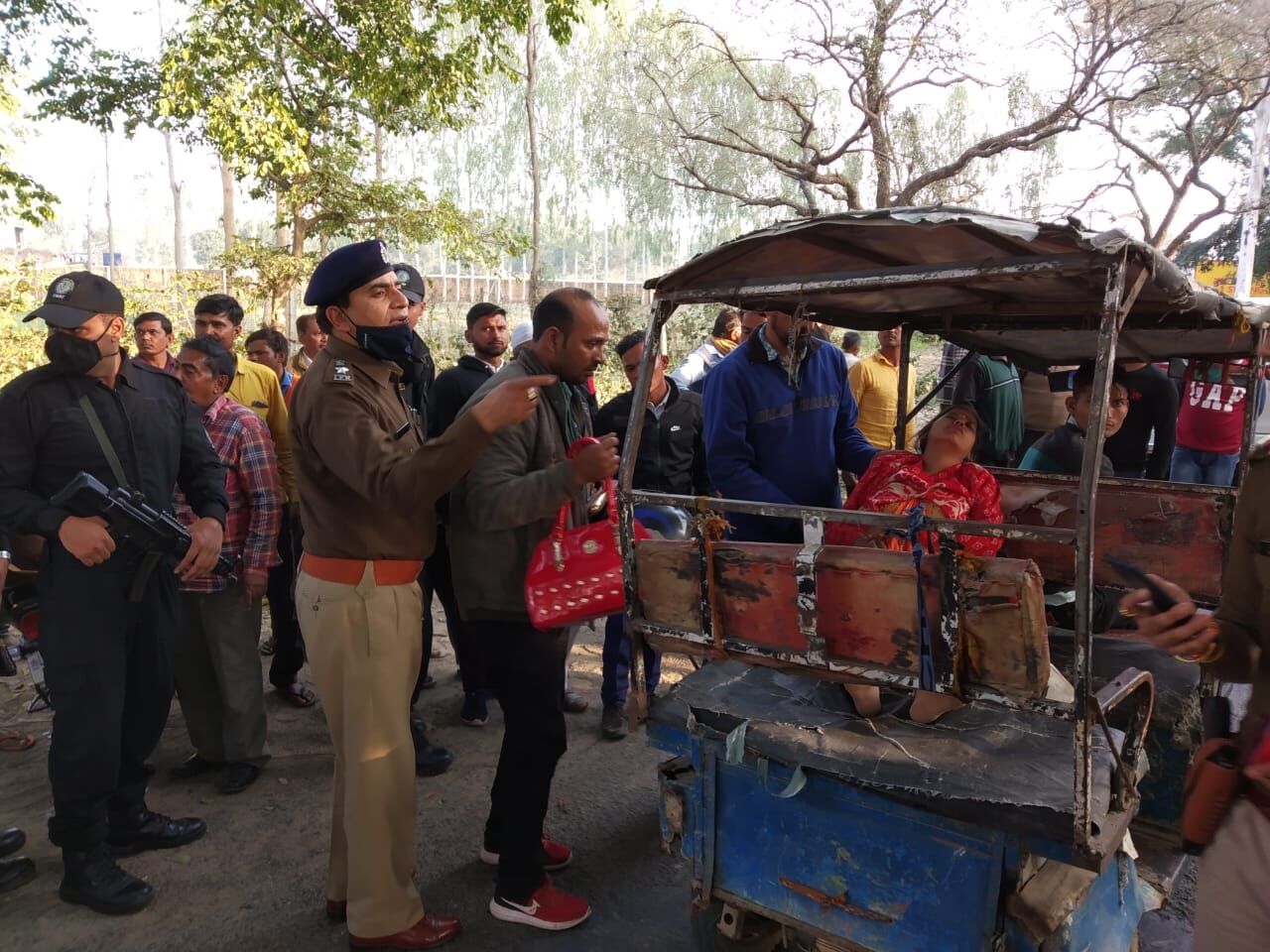 SP ने अचानक रुकवाई गाड़ी- घायलों को भिजवाया अस्पताल