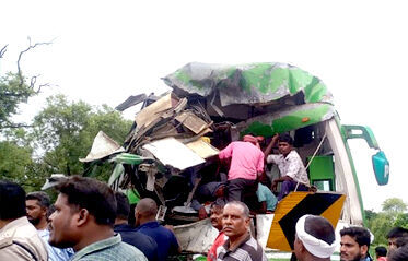 यात्री बस  पलटने से चालक- परिचालक की मौत-9 यात्री घायल