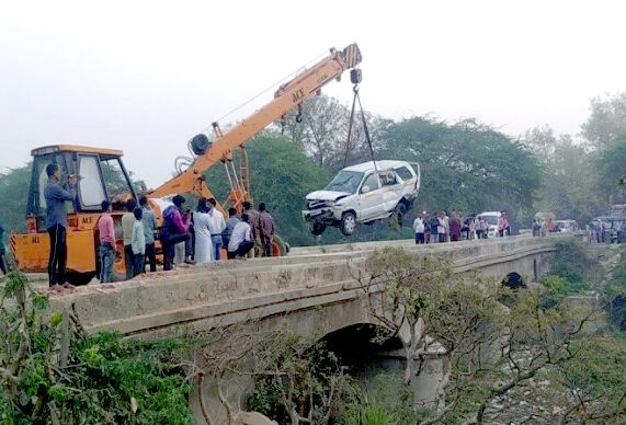 असंतुलित होकर नहर में जा समाई कार