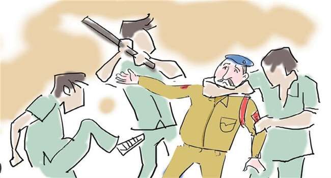 पुलिस के काफिले पर हमला, 13 की मौत