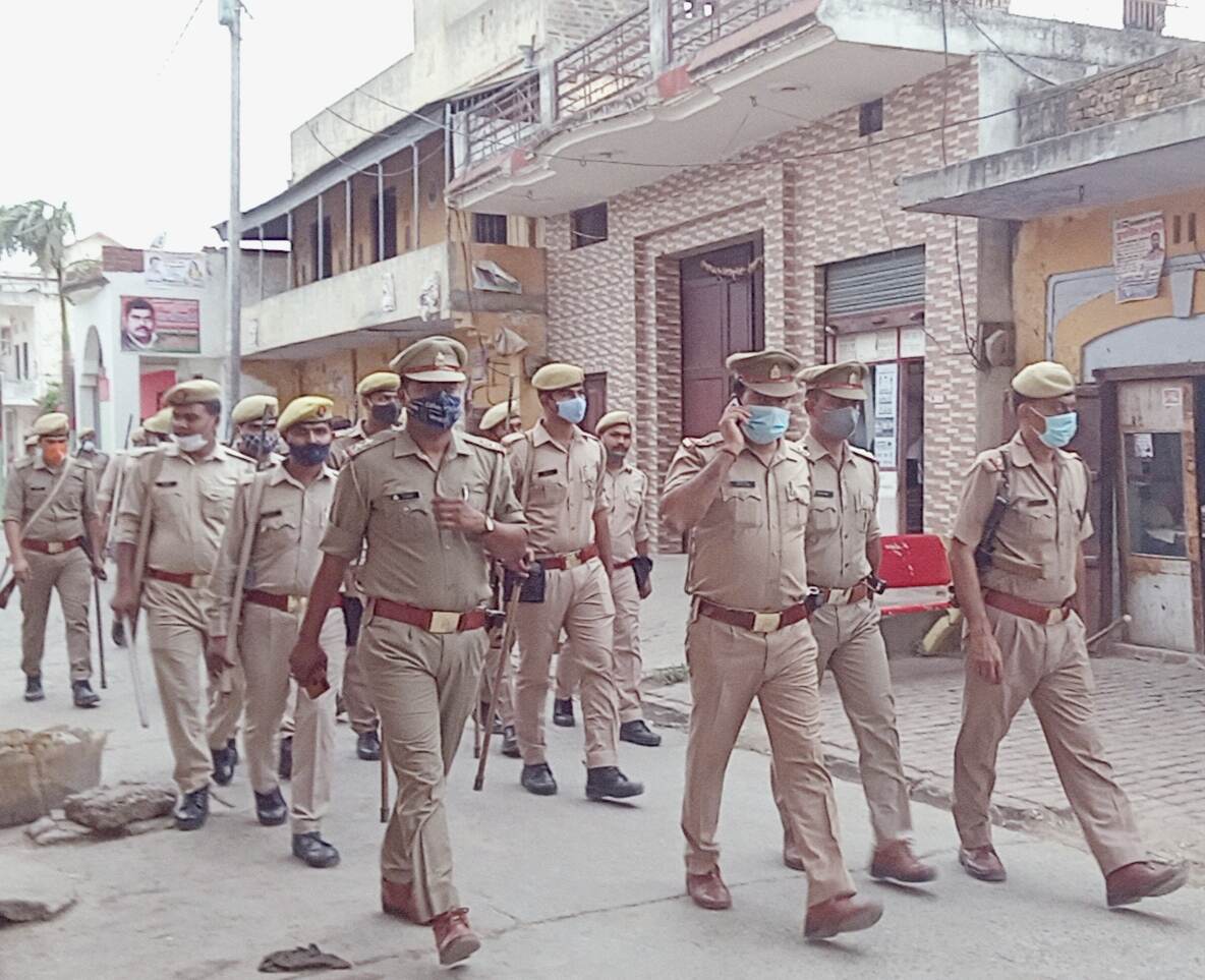 पुलिस ने किया फ्लैग मार्च-SO ने प्रत्याशियों व ग्रामीणों को दी हिदायत