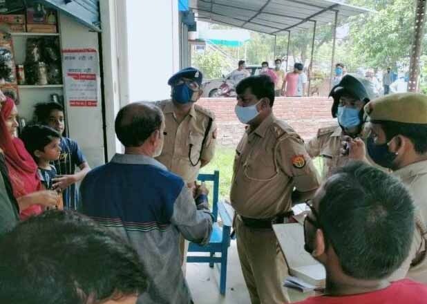 पुलिसकर्मी बन आये ठग- दुकान से सोना ले भागे