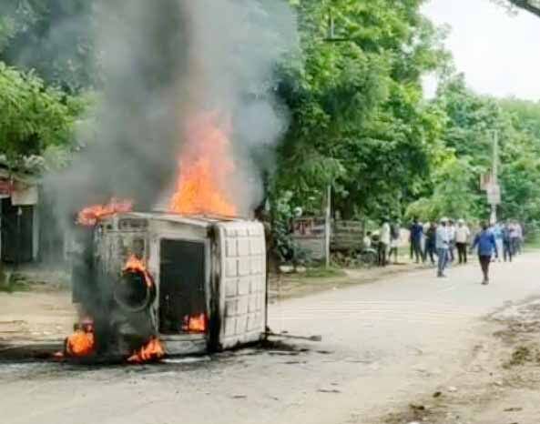 दुर्घटना पर पब्लिक का फूटा गुस्सा-एआरटीओ की पिटाई-जीप फूंकी