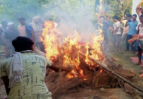 प्रेमिका के सामने प्रेमी की हत्या-आरोपी के दरवाजे पर अंतिम संस्कार