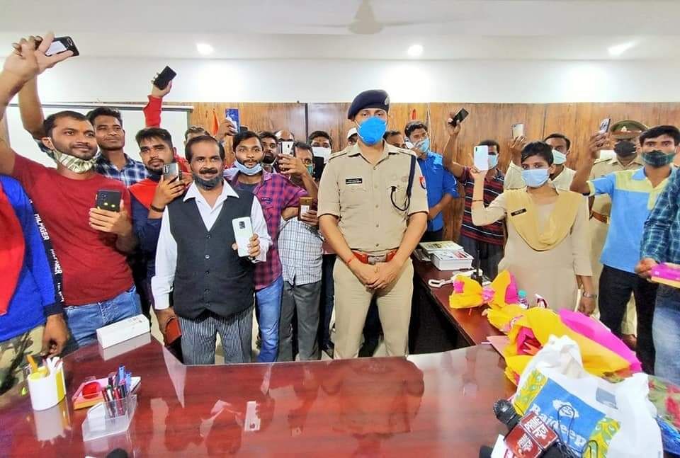 7 लाख के मोबाइल बरामद- SP संतोष ने स्वामियों को किये सुपुर्द