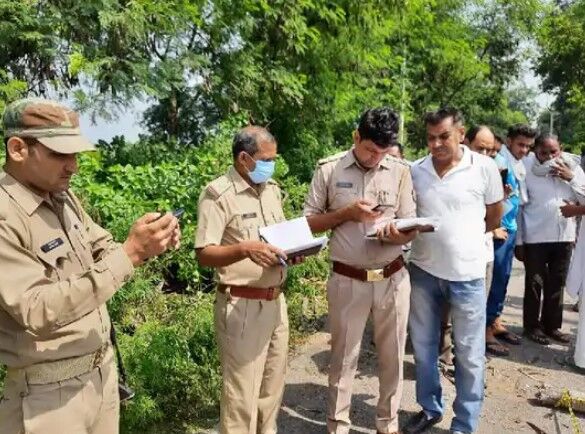 बाइक पर गिरे पेड़ ने ले ली मंदिर जा रहे मां बेटे की जान-मचा कोहराम