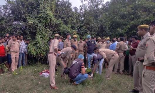 रिक्शा चालक के बेटे व उसके दोस्त की धारदार हथियार से हत्या-मचा हड़कंप