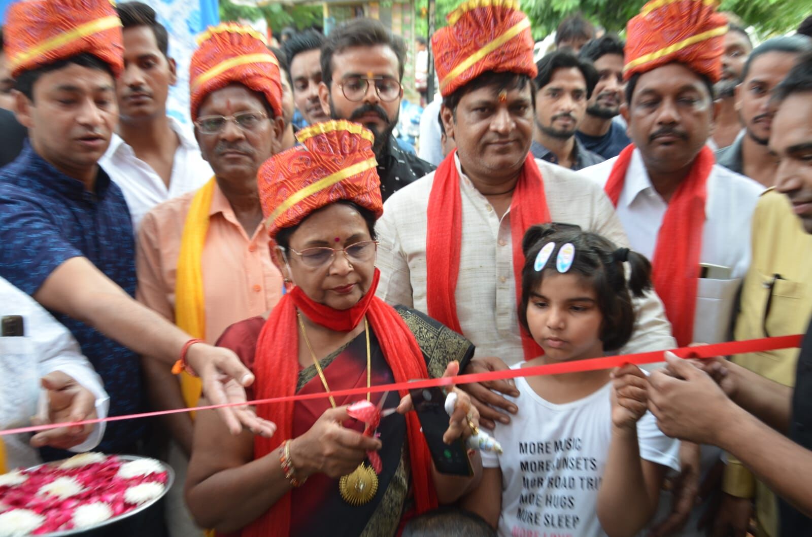 समाजसेवी मनीष चौधरी ने किया फोकस स्टूडियो का उद्घाटन