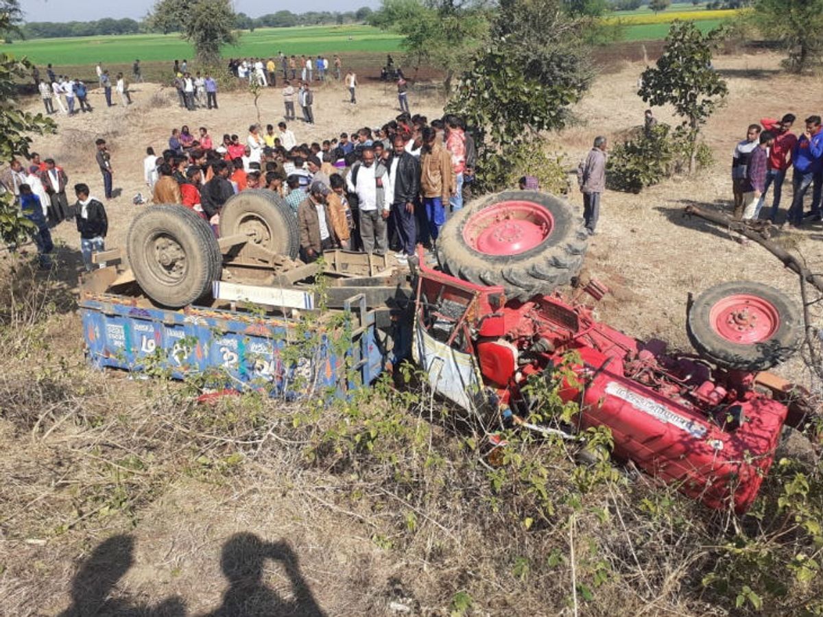 ट्रेक्टर ट्राली पलटने से तीन लोगों की मौत- अनेक लोग घायल