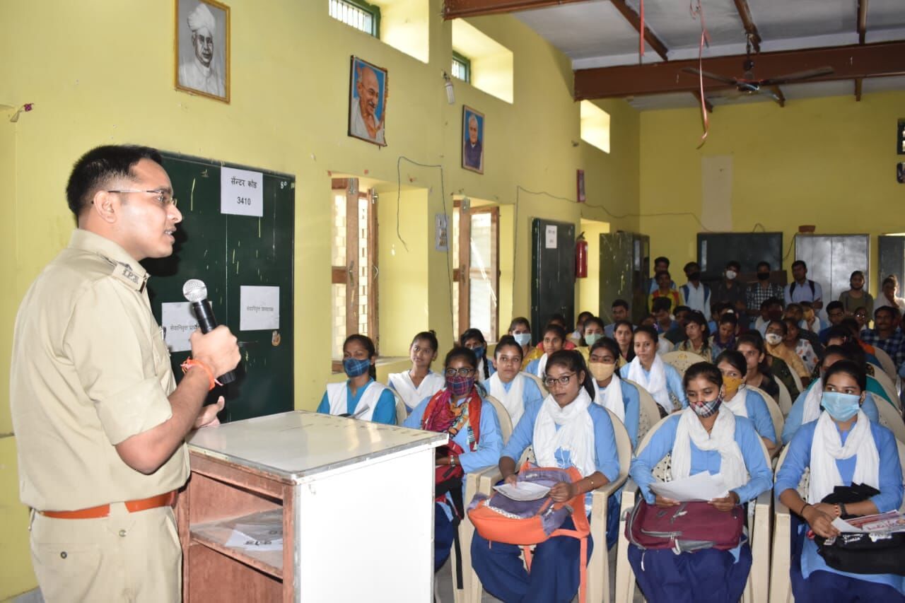 SP ने मनचलों पर शिकंजा कसने के दिये निर्देश- बालिकाओं को किया जागरूक