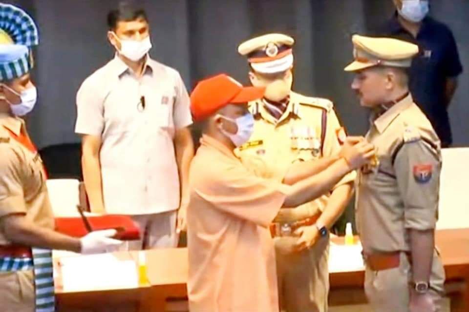 गुड पुलिसिंग के लिये मुजफ्फरनगर SSP को CM से मिला अवार्ड