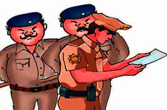 पुलिस उत्पीड़न से परेशान- मंत्री के आवास के बाहर अनशन पर बैठा परिवार