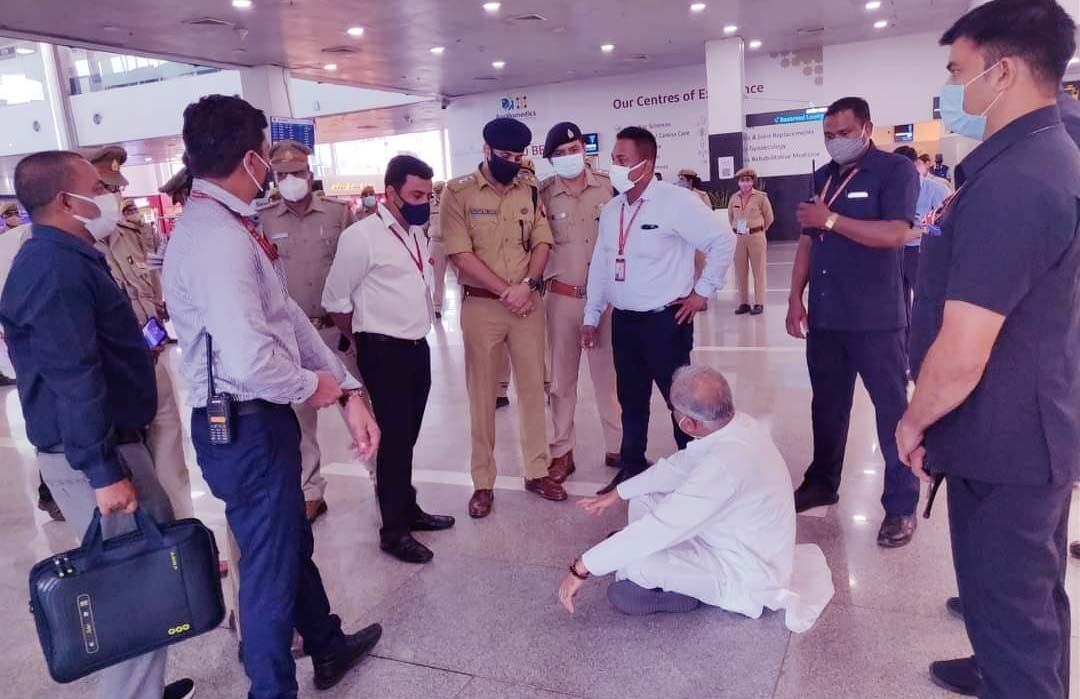 बाहर नही निकलने देने पर एयरपोर्ट में धरने पर बैठ गए मुख्यमंत्री