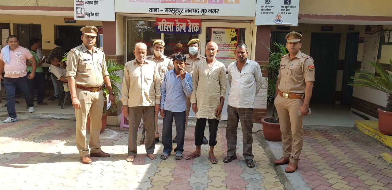 पुलिस ने फेरा अरमानों पर पानी-लूट से पहले चार गिरफ्तार