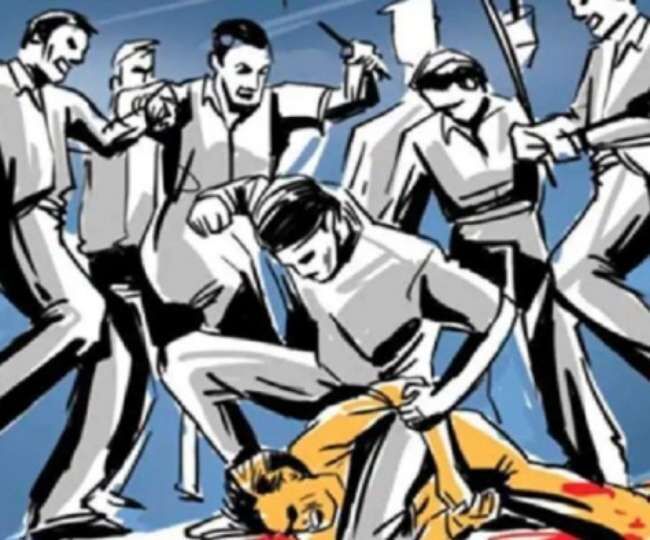 शोहदें को खंभे से बांधकर अक्ल ठिकाने लगाई- पुलिस ने छुड़ाया