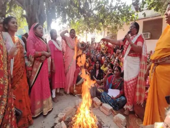 आंगनबाड़ियों ने बुद्धि शुद्धि के लिए यज्ञ कर दी सरकार की नीतियों की आहुतियां