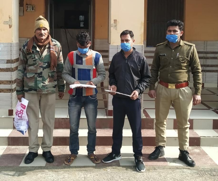 पुलिस ने आरोपियों को अरेस्ट कर बरामद किया अवैध असलहा