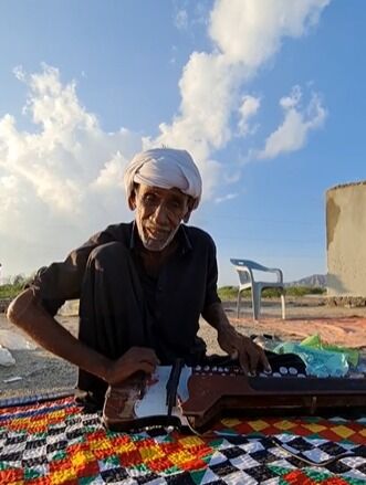 बुजुर्ग के वाद्य यंत्र की धुन सुनकर लोग हुए मंत्रमुग्ध- देखें वीडियो