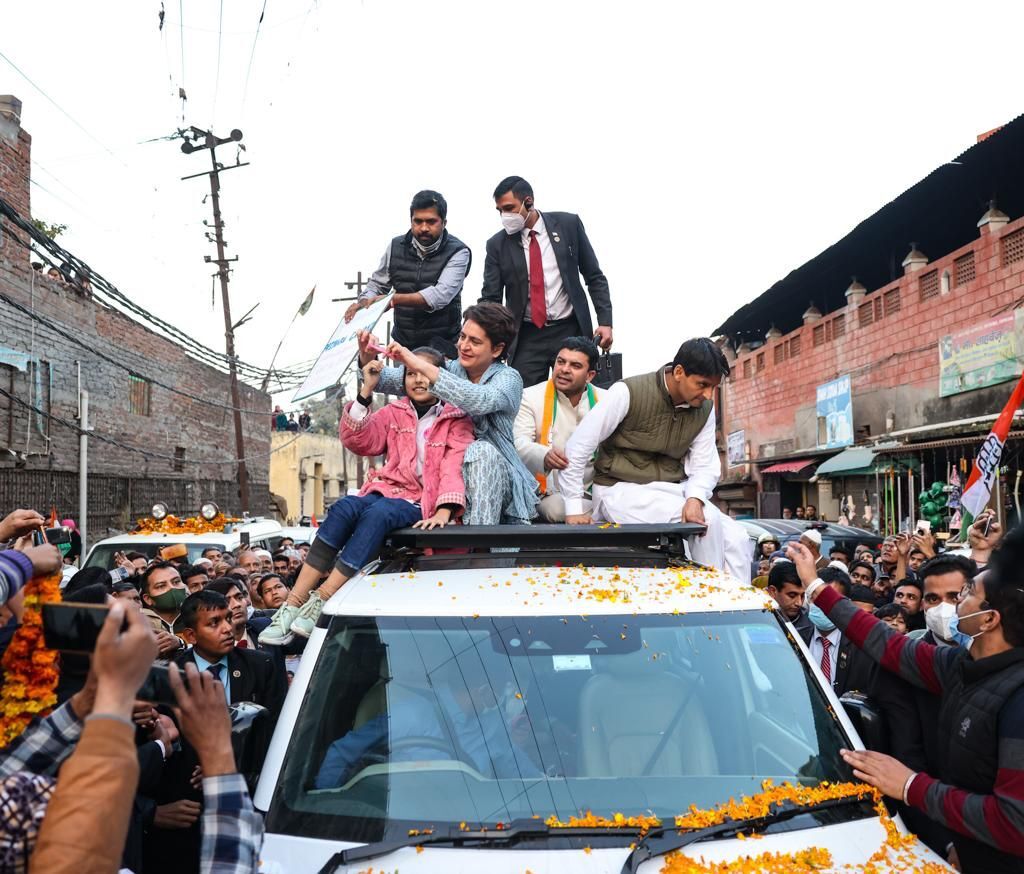 प्रियंका ने भीड़ के साथ किया जनसम्पर्क- प्रत्याशी के समर्थन में मांगे वोट