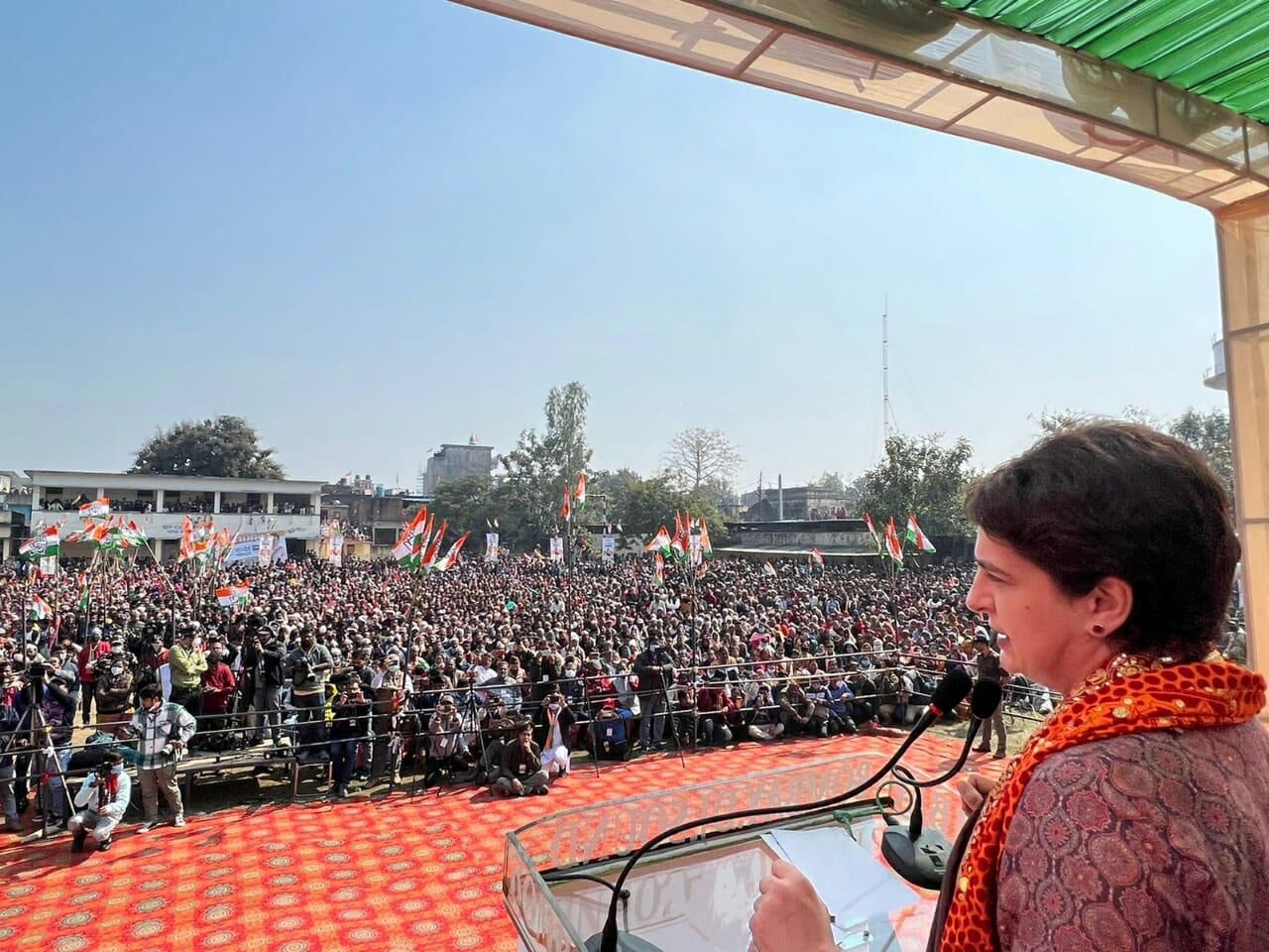 प्रियंका की हुंकार- आम जनता की नहीं, 2 उद्योगपतियों की है मोदी सरकार