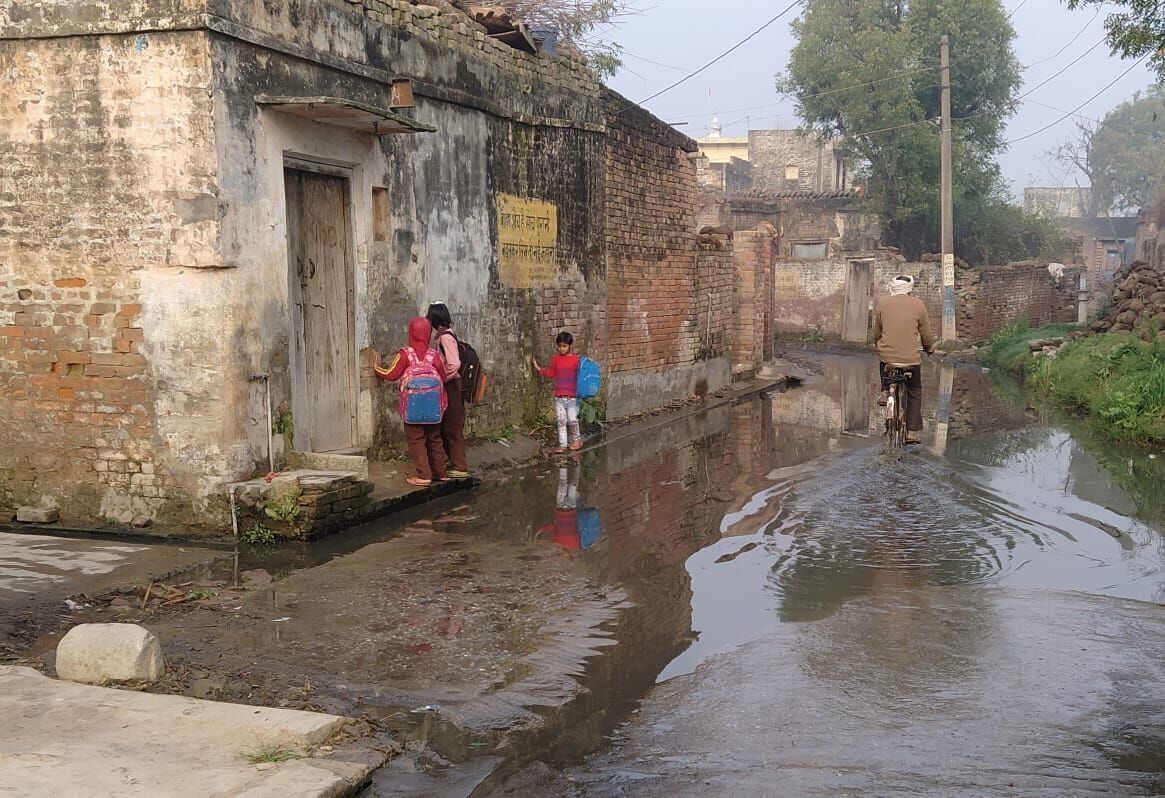 जब राह में इतनी बाधाएं तो बच्चे कैसे जाएं स्कूल और कैसे हो शिक्षित