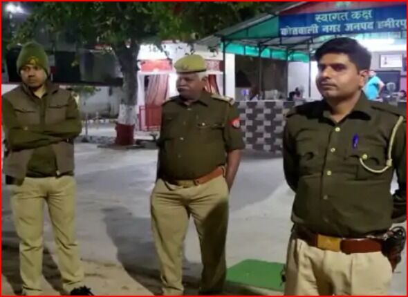 शराब की दुकान पर विवाद को सुलझाने गई पुलिस को दौड़ा दौड़ा कर पीटा