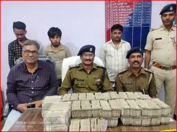 कार में मिले इतने नोट पुलिस की आंखें रह गई फटी- मंगानी पड़ी मशीन