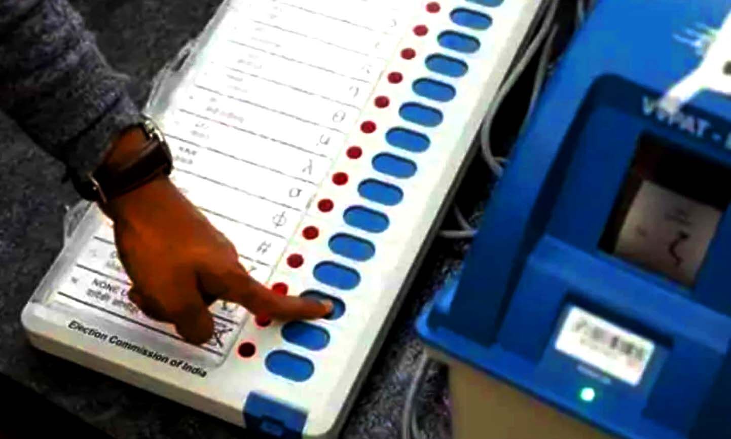 थानाभवन में तीन EVM निकली खराब- अंत में होगा फैसला