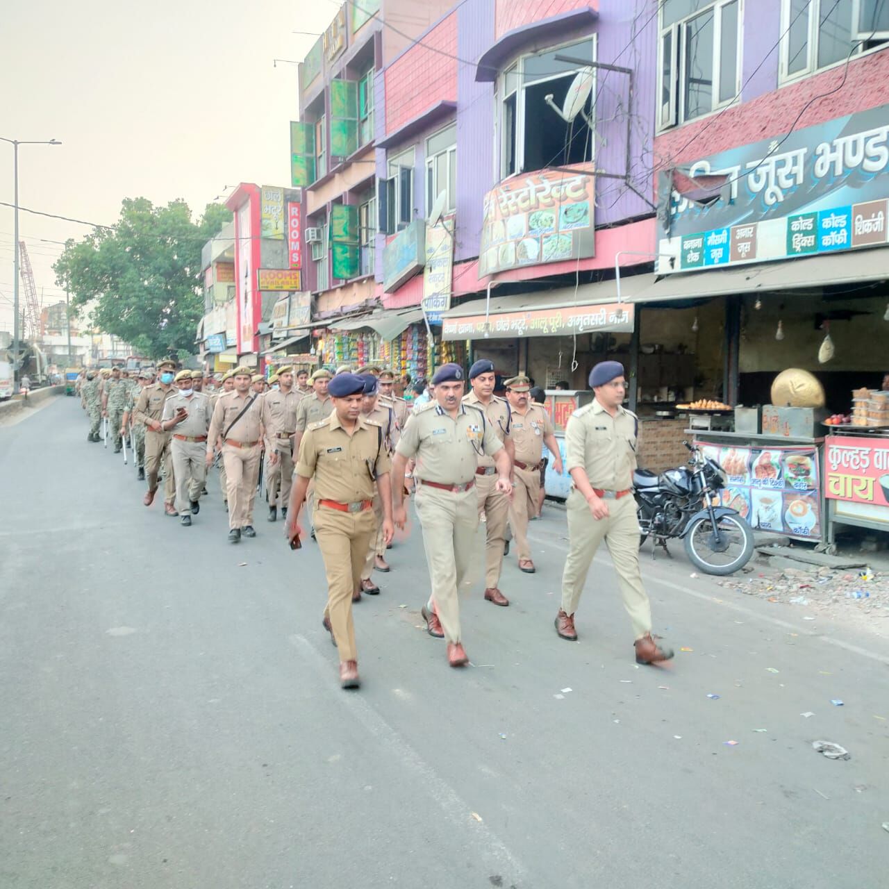 त्यौहार के मद्देनजर सड़कों पर ADG ज़ोन ने SSP के संग किया पैदल गश्त