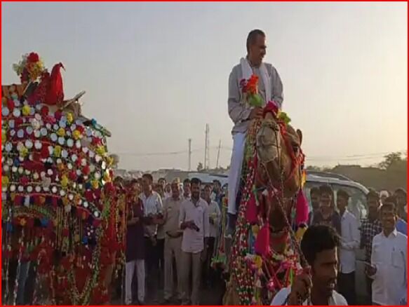 वीडियो वायरल-ऊंट की सवारी करते मिले केंद्रीय मंत्री संजीव बालियान