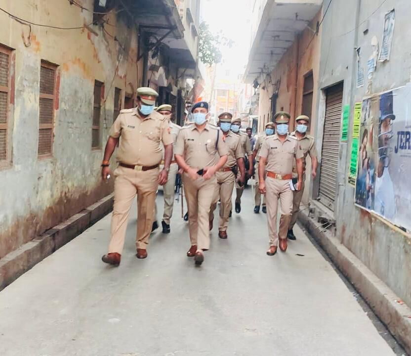 पुलिस अधीक्षक ने फोर्स के साथ पैदल गस्त कर चेकिंग की