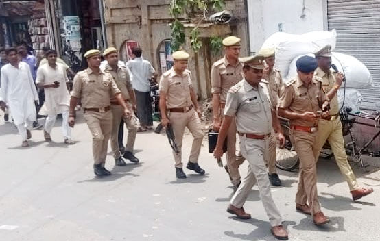 नया लुक देने को पुलिस लेकर निकली क्रेन तो सब हो गया व्यवस्थित