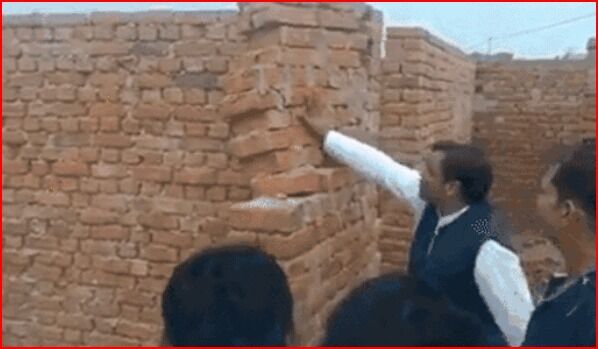 एक हाथ से दीवार गिराने वाले सपा एमएलए पर मुकदमा- छह नामजद