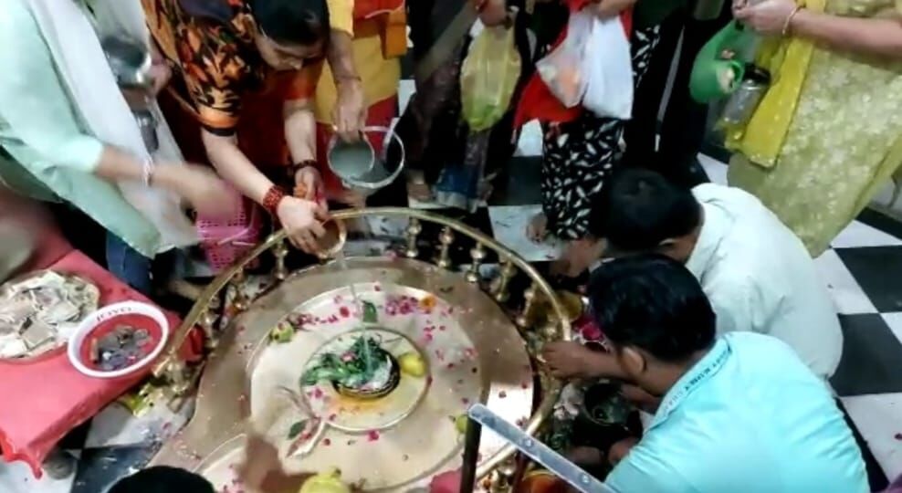 सावन के पहले सोमवार को दक्ष मंदिर में श्रद्धालुओं की भारी भीड़,