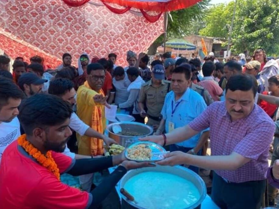 बाइक पर घूमकर डीएम ने लिया जायजा- शिवभक्तों को वितरित किया प्रसाद